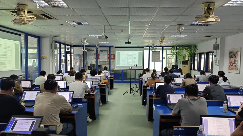 学校人工智能训练师计算机课堂